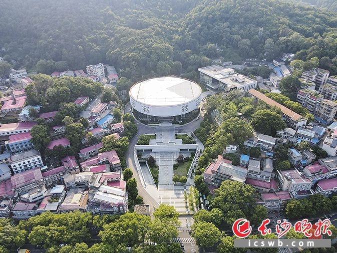 从高空俯瞰，国家超级计算长沙中心主楼天算台形似数字“0”、研发楼形似数字“1”，一个用数字组构的算术故事，在这里高速演算。长沙晚报全媒体记者 邓迪 摄