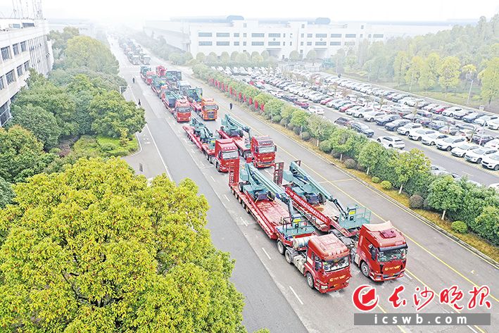在山河智能3月10日的正月系列发货仪式上，挖掘机、桩工机械、高空作业平台等一批“拳头产品”源源不断发往全球。  长沙晚报通讯员 尹靖 供图