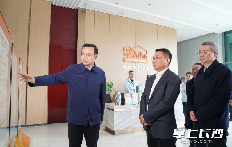 陈博彰在长沙青年人才驿站马栏山站调研。 均为长沙晚报全媒体记者 邹麟 摄 陈博彰在长沙青年人才驿站马栏山站调研。 均为长沙晚报全媒体记者 邹麟 摄