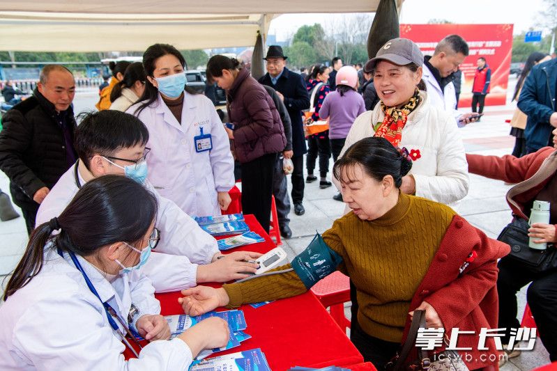 爱心市集人头攒动，分外热闹。