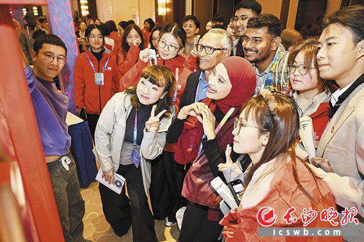 在长沙举行的2025“一带一路”青年创意与遗产论坛上，中外青年热情互动。长沙晚报全媒体记者 黄启晴 摄