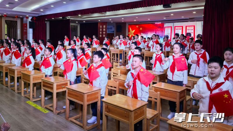 活动尾声，师生和边防战士们齐唱《我和我的祖国》。