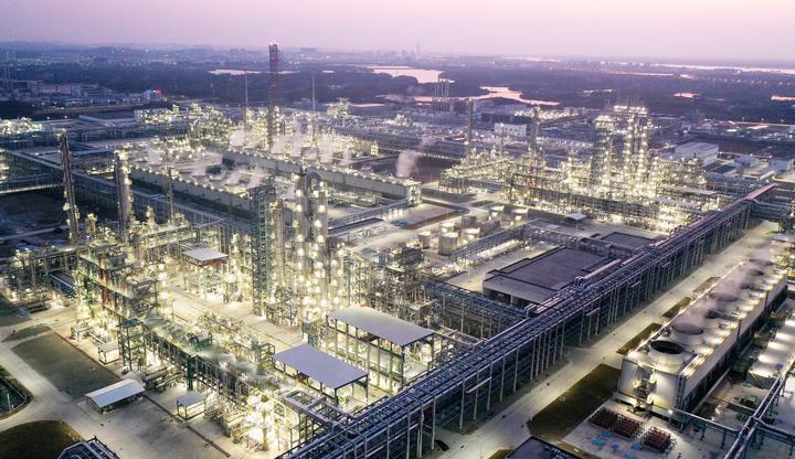 这是2月21日无人机拍摄的湖南石化年产60万吨己内酰胺产业链搬迁与升级转型发展项目。新华社发(彭展 摄) 这是2月21日无人机拍摄的湖南石化年产60万吨己内酰胺产业链搬迁与升级转型发展项目。新华社发(彭展 摄)