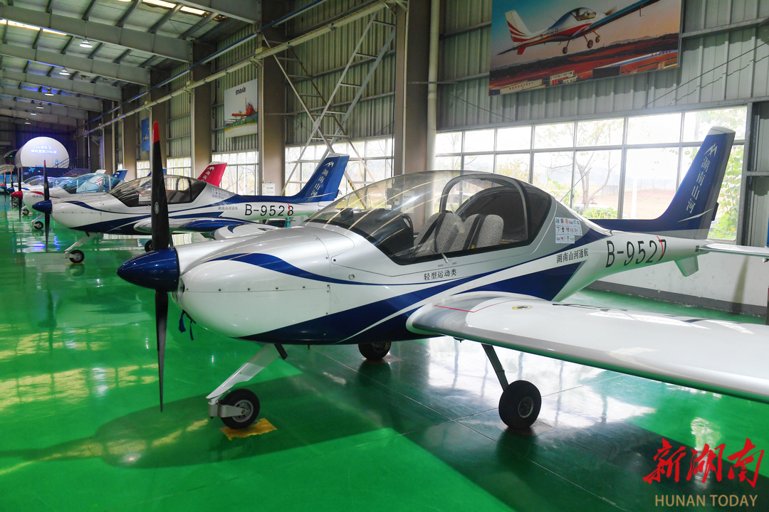 株洲芦淞航空产业基地，山河星航自主研发生产的多款载人轻型运动类飞机整齐排列。 湖南日报全媒体记者 徐行 摄