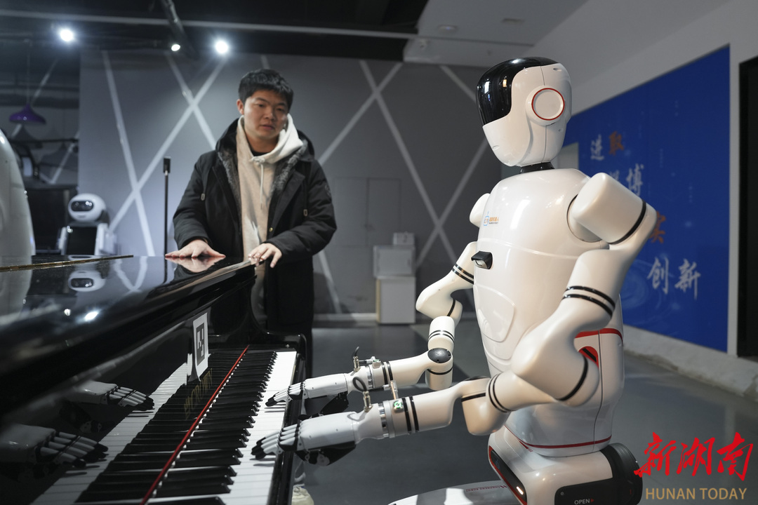 湖南超能机器人技术有限公司展厅，一台人形机器人在弹奏钢琴。湖南日报全媒体记者 辜鹏博 摄