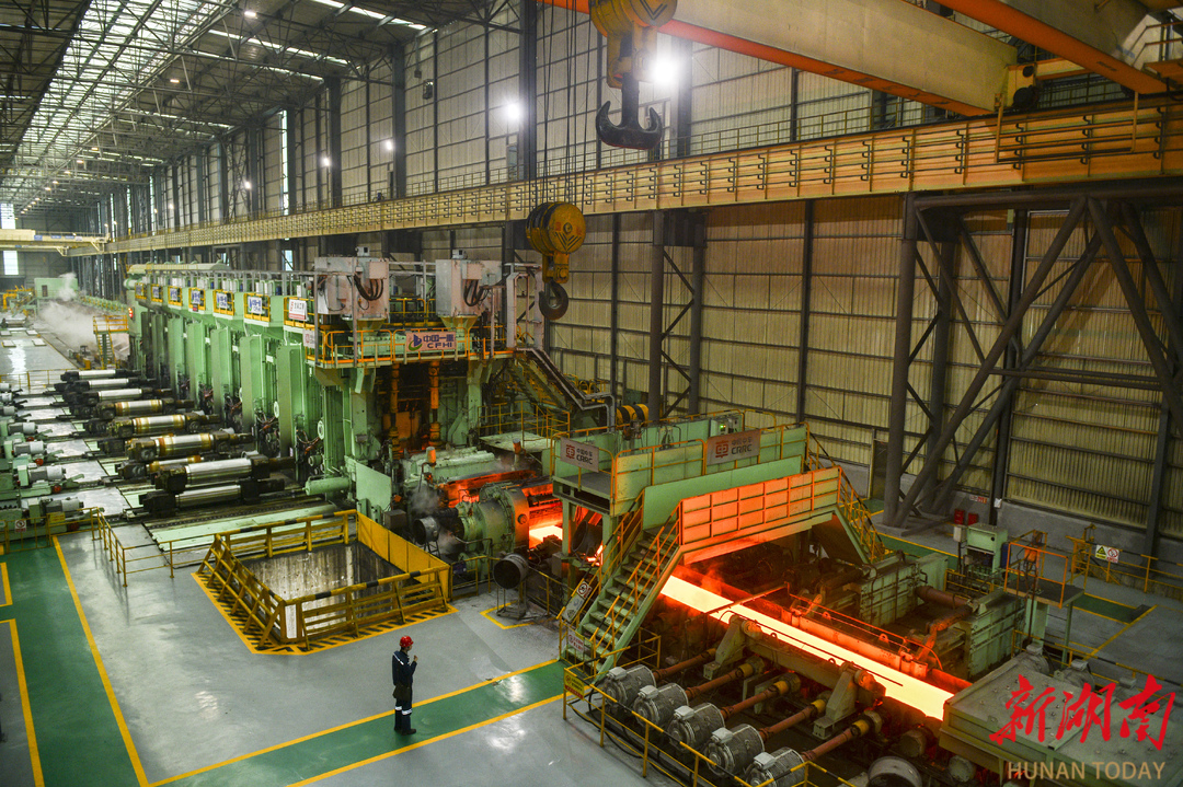 娄底市涟钢集团热轧板厂，钛板热轧生产线正高效运转。吴永华 摄(湖南图片库)