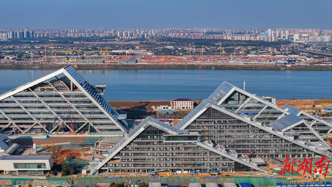 3月13日,湘江科学城项目建设现场,工人在进行玻璃幕墙与园林景观施工。项目建成后,将成为中部地区乃至全国知名的科研新地标。湖南日报全媒体记者 郭立亮 摄 3月13日,湘江科学城项目建设现场,工人在进行玻璃幕墙与园林景观施工。项目建成后,将成为中部地区乃至全国知名的科研新地标。湖南日报全媒体记者 郭立亮 摄