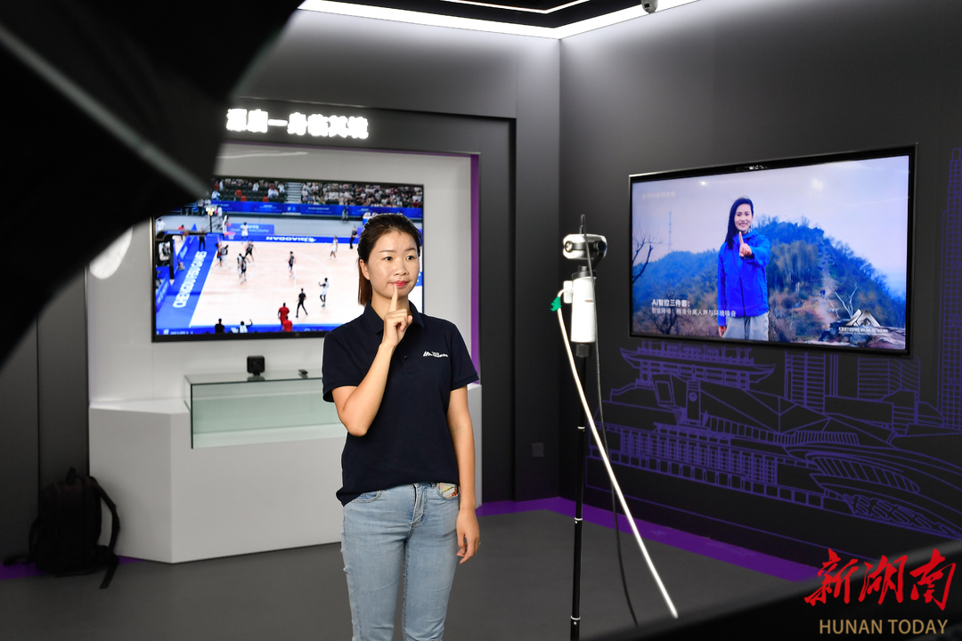 马栏山视频文创产业园,马栏山音视频实验室工作人员通过手势识别,测试双目AI直播相机。湖南日报全媒体记者 辜鹏博 摄 马栏山视频文创产业园,马栏山音视频实验室工作人员通过手势识别,测试双目AI直播相机。湖南日报全媒体记者 辜鹏博 摄