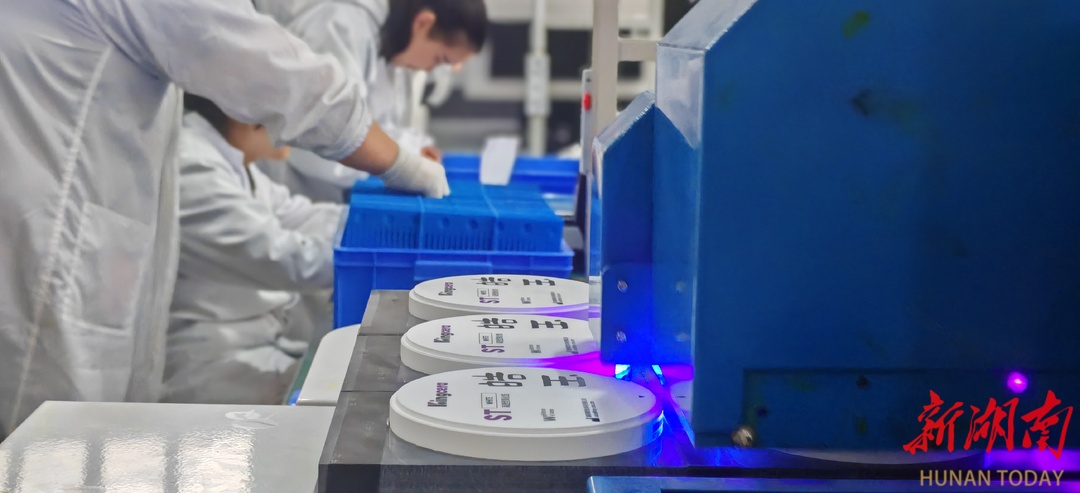 湖南清皓普众科技有限公司生产线上的高性能氧化锆材料。通讯员 摄 湖南清皓普众科技有限公司生产线上的高性能氧化锆材料。通讯员 摄