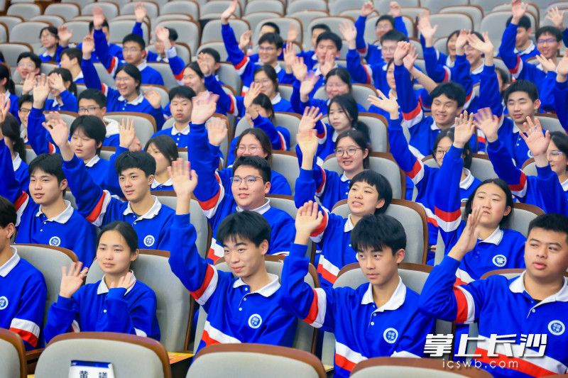 互动环节中，学子们踊跃举手，眼神里满是认真与热忱，现场氛围热烈而温馨。均为市委组织部供图