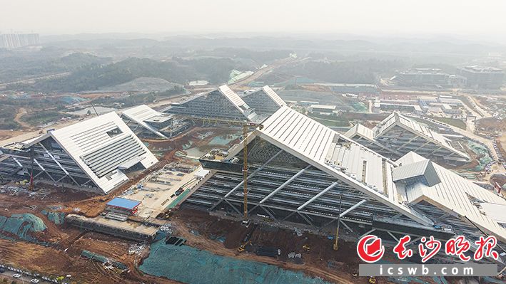 位于湖南湘江新区大王山下的湘江科学中心，“五大建”已进入幕墙扫尾阶段，年内将整体建成投用。一座“科创未来城”正乘风而起。 长沙晚报全媒体记者 邓迪 摄