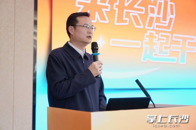 长沙市委组织部副部长、市委人才办常务副主任傅永超在推介长沙青年人才创新创业政策。